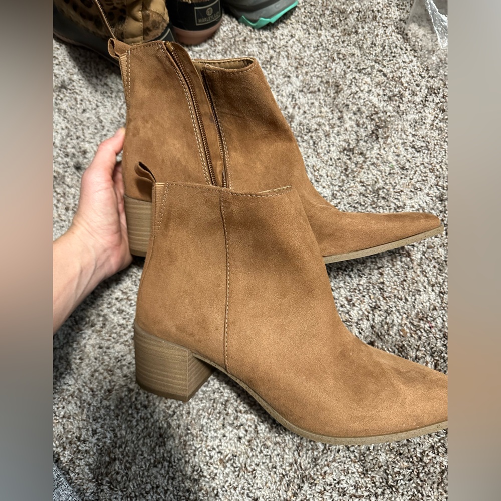 NWOT Universal Threads camel suede point toe boots